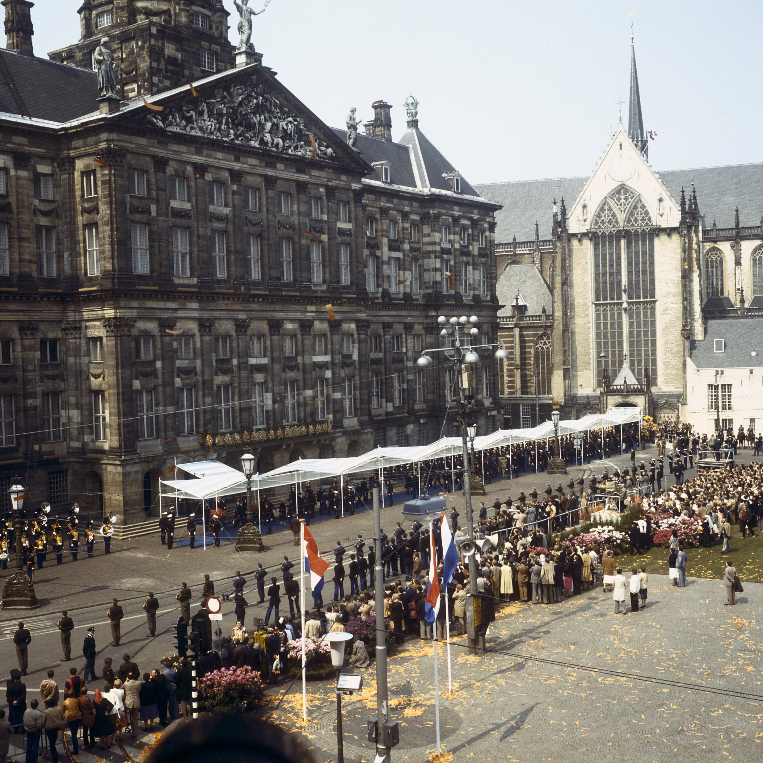 Veertig jaar geleden werd Beatrix onze koningin: 11 x foto's van deze bijzondere dag