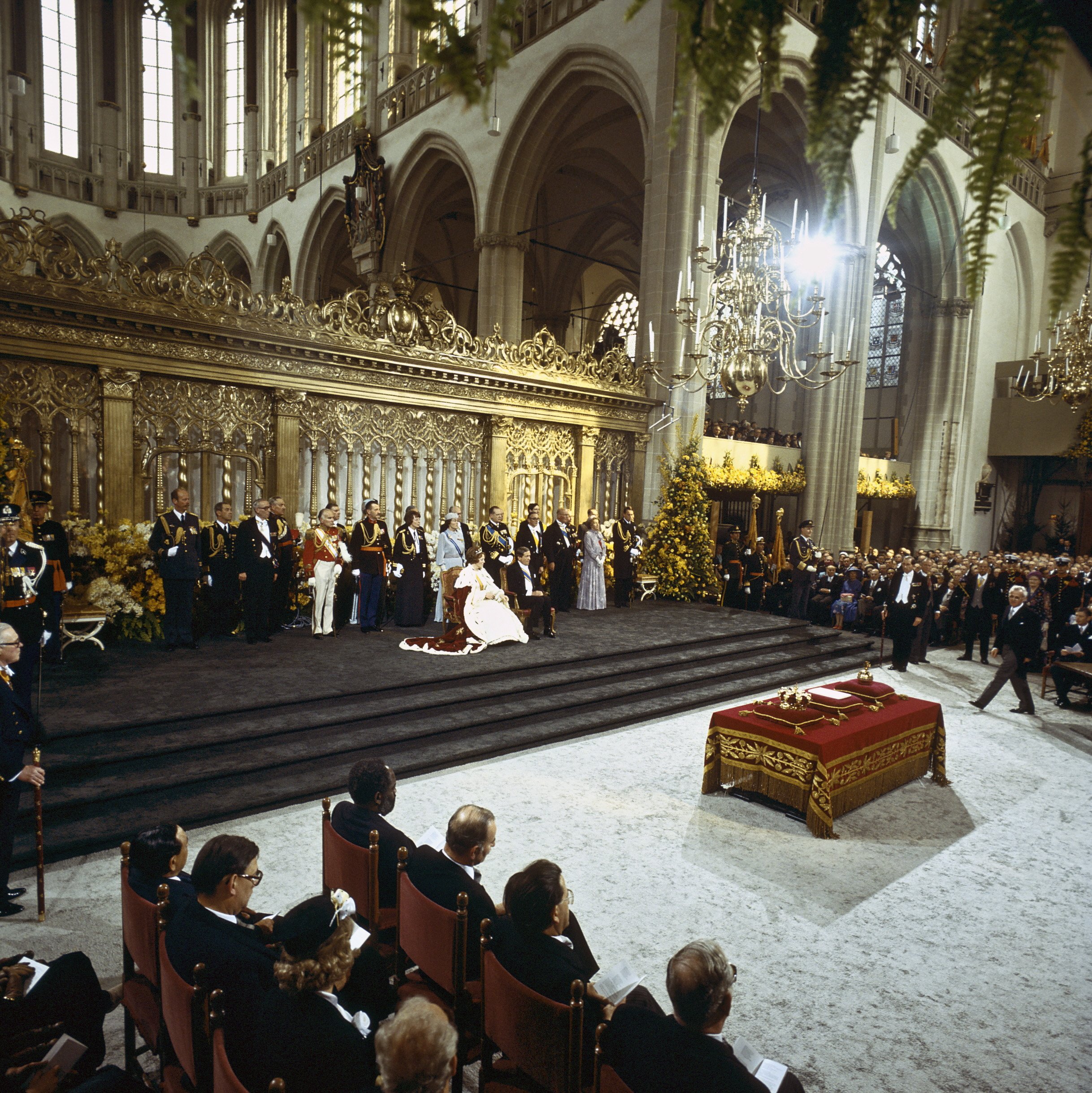 Veertig jaar geleden werd Beatrix onze koningin: 11 x foto's van deze bijzondere dag