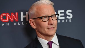 Thumbnail voor CNN-presentator Anderson Cooper (52) deelt eerste foto's van pasgeboren zoon