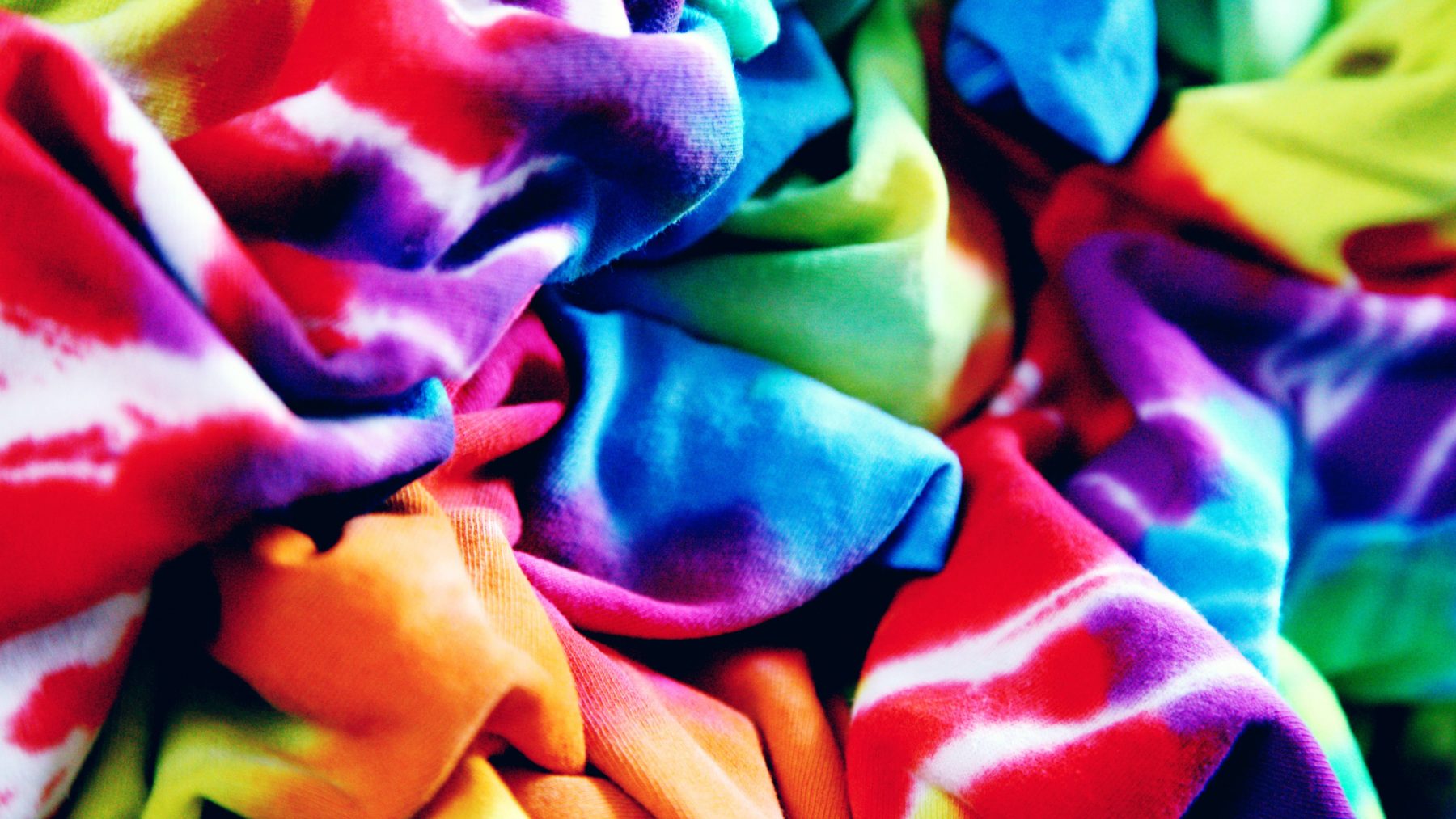 Iedereen slaat aan het tie dye'n: dit zijn de leukste tips & tricks