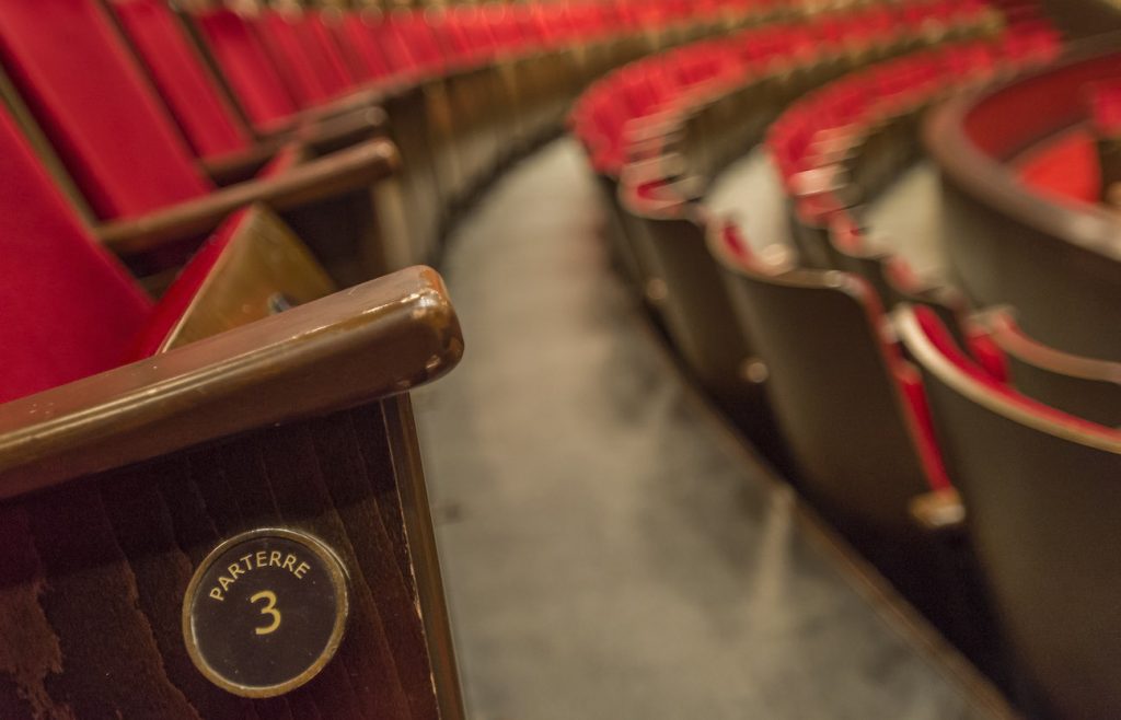 theaterproducent wil beschermende maskers maken voor publiek