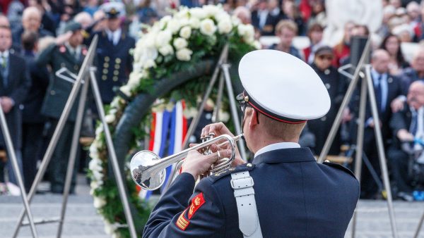 Grote belangstelling voor meeblazen met taptoesignaal 4 mei