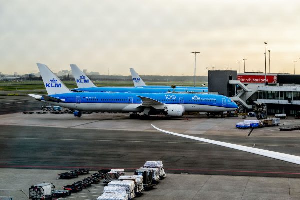 KLM start weer op en verplicht mondkapjes aan boord
