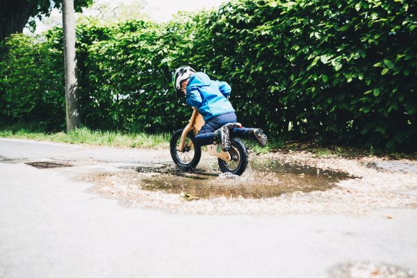 VVN adviseert ouders hun kinderen niet met de auto naar school te brengen