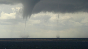 Thumbnail voor Windhoos bij Nederlandse grens zorgt voor spectaculaire beelden