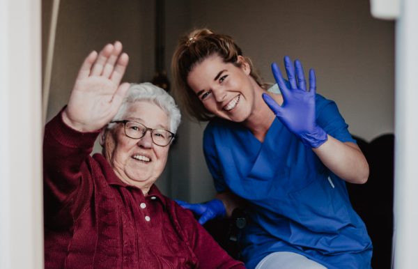 Wijkverpleegkundige Kirstie met oma