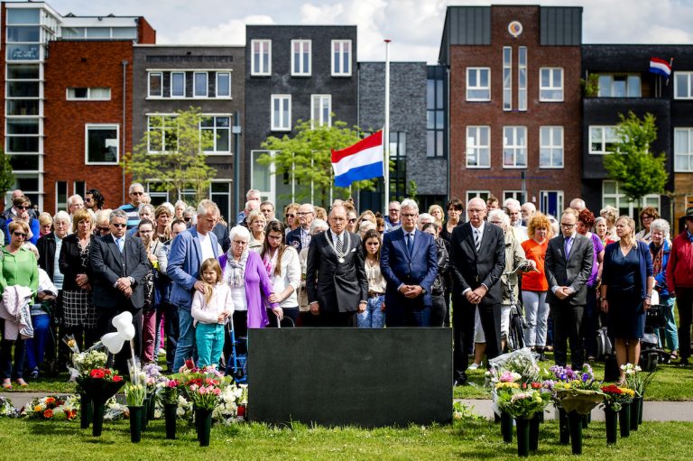 De vuurwerkramp in Enschede van twintig jaar geleden in tien foto's