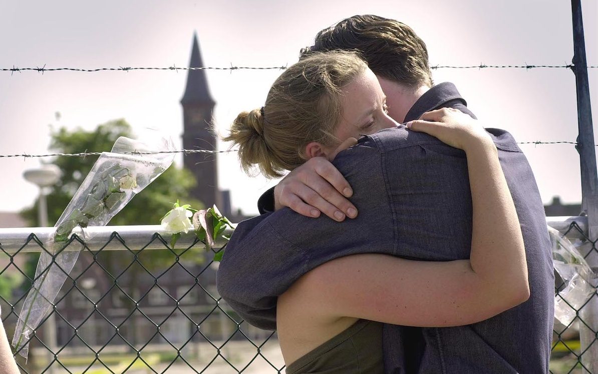 Deze twee jonge lui laten hun emoties de vrije loop om precies 15.30 toen in heel Enschede de klokken werden geluid,omdat het op dat moment exact een jaar geleden was dat de vuurwerkramp plaatsvond.