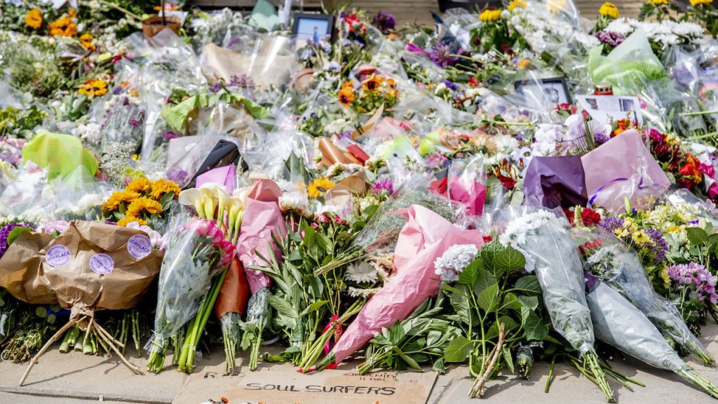 Premier Rutte bezoekt gedenkplek Scheveningen