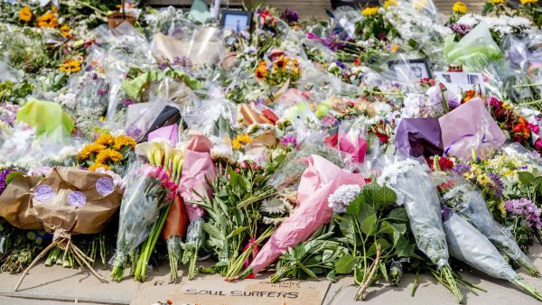 Premier Rutte bezoekt gedenkplek Scheveningen