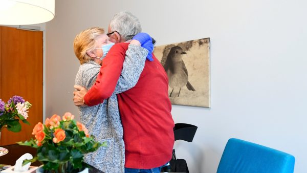 Vreugde in verpleeghuizen: ‘Je ziet dat mensen opknappen van hun bezoek’