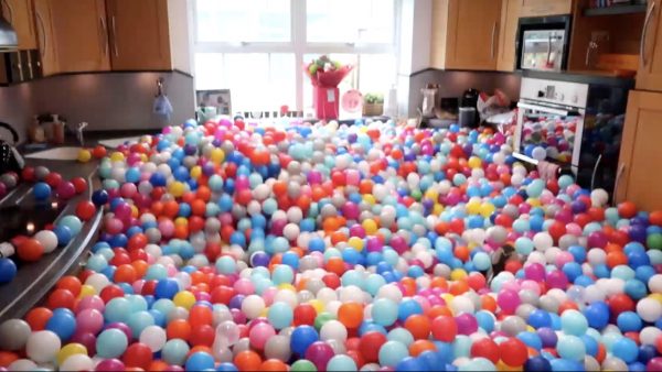 Vader maakt gigantische ballenbak in huis