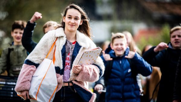 leerlingen middelbare scholen weer open fysiek contact