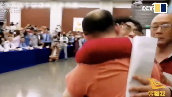 Man na 32 jaar herenigd met ouders in China