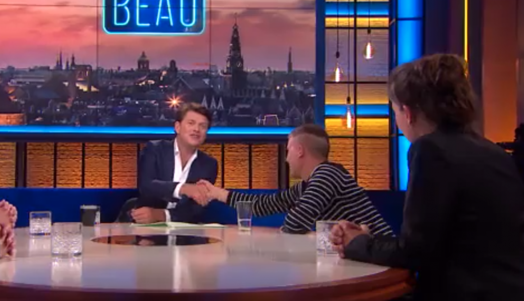 beau lil kleine talkshow handen schudden corona