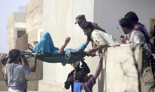 Passagiersvliegtuig met 107 mensen aan boord neergestort in Pakistaanse woonwijk