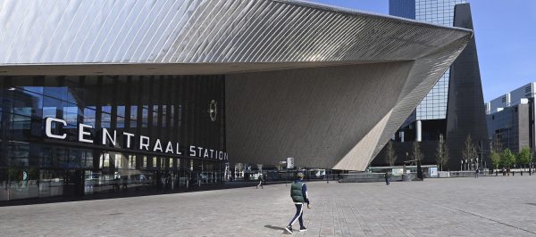 Jongen (17) neergestoken op Rotterdam CS, twee jonge vrouwen aangehouden