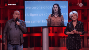 Thumbnail voor Prachtig: Simone Kleinsma en Paul de Leeuw zingen gebarentolk Irma Sluis toe in 'Even tot hier'