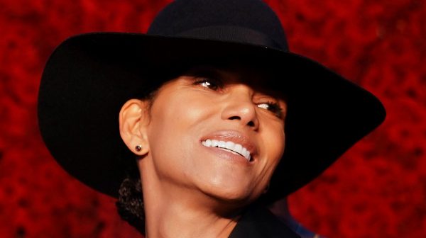 Actrice Halle Berry viert de verjaardag van The Flinstones