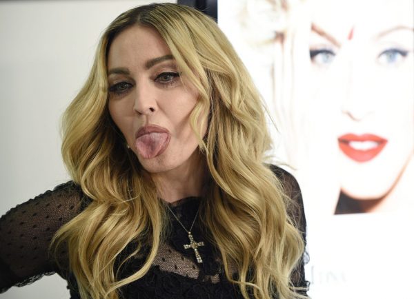Madonna plaatst nogal pikante foto en deelt sneer uit
