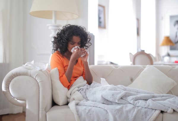 niezende vrouw op bank hooikoorts pollen