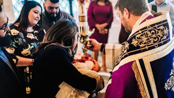 Wil je zien: priesters met waterpistolen tijdens dopen van kind gaan viraal