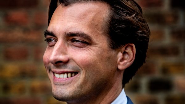 Verse vis: Thierry Baudet beunt bij in een Haagse viskraam