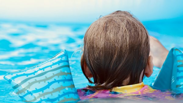 Zwemles zonder ouders, hoe doe je dat? Zwemdeskundige Claartje geeft tips