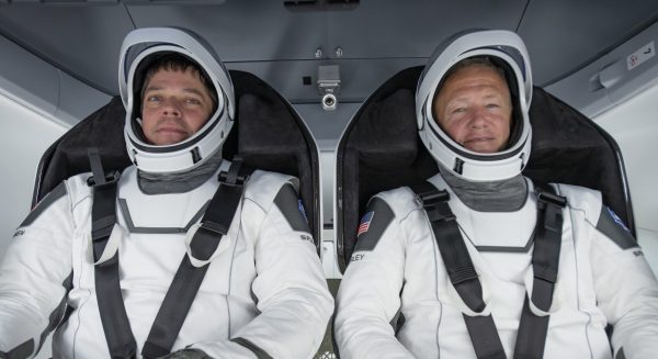 astronauten Bob Behnken (L) en Doug Hurley klaar voor ruimtevlucht