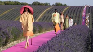 Thumbnail voor Franse modeontwerper Jacquemus maakt van zijn oma een model
