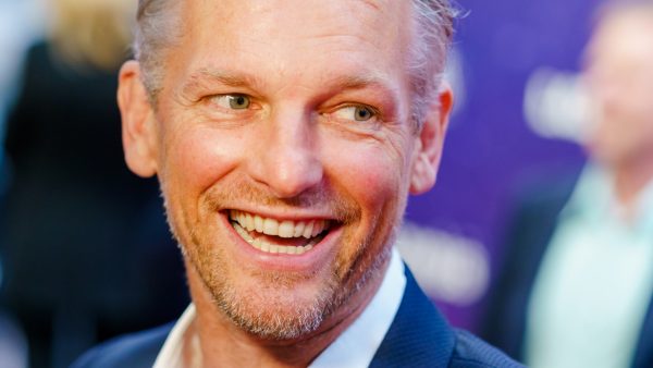 Barry Atsma herstelt voorspoedig na een pijnlijk steekongeluk op de set