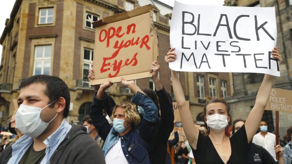 drukte op de dam in amsterdam bij protest tegen politiegeweld Amerika