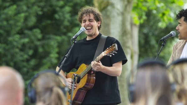 nielson geeft mini-concert op terras van radio 538