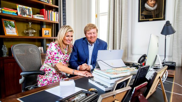 koning Willem-Alexander en Máxima feliciteren eindexamenleerlingen