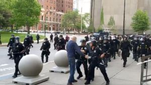 Thumbnail voor Heftige beelden: agenten duwen 75-jarige man omver tijdens demonstratie VS
