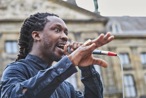 Rapper Akwasi bedreigd na uitspraken over Zwarte Piet