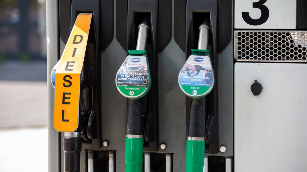 auto in brand tankstation