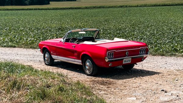 Jongen ruimt straten op na protesten en dat levert hem onder meer een Mustang op