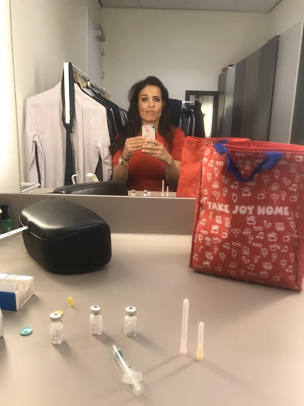 Aletha Leidelmeijer in kleedkamer van FOX voor hormooninjectie