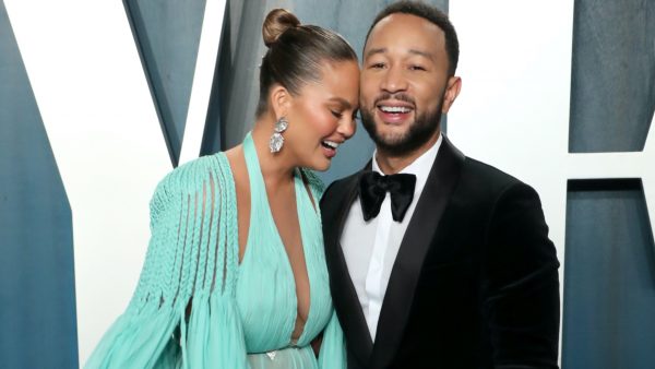 Chrissy Teigen heeft borstimplantaten laten verwijderen