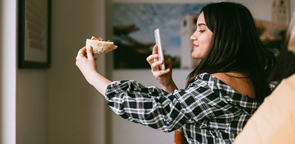 Hilarisch: zo gaat het er achter die o zo perfecte Instagram-kiekjes écht aan toe