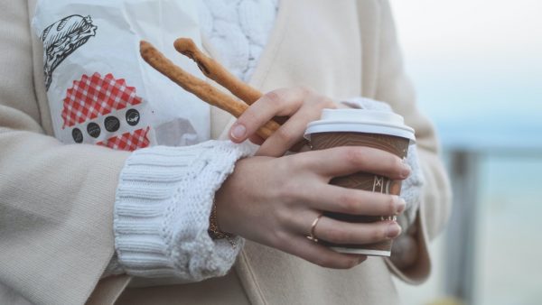 Mag je mondkapje even af als je wilt eten of drinken in de trein?