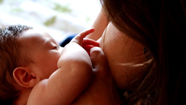 WHO beveelt borstvoeding aan, geen coronavirus in moedermelk