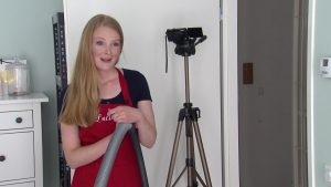 Thumbnail voor Lucinda is 'cleanfluencer' en verdient geld met filmen hoe ze schoonmaakt