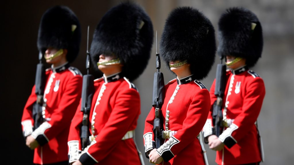 Queen Elizabeth viert haar 94e verjaardag sober met militaire ceremonie