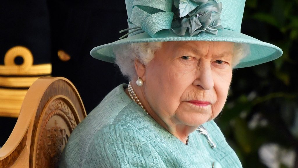 Queen Elizabeth viert haar 94e verjaardag sober met militaire ceremonie