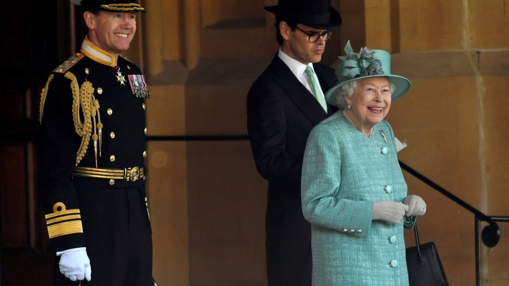 Queen Elizabeth viert haar 94e verjaardag sober met militaire ceremonie