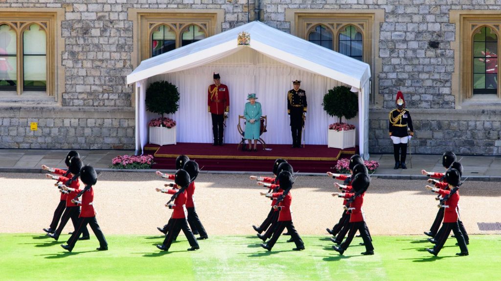 Queen Elizabeth viert haar 94e verjaardag sober met militaire ceremonie