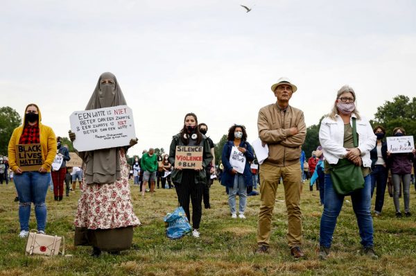 'Zwarte Piet' weggestuurd bij anti-racismebetoging in Leiden