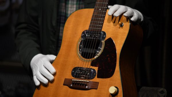 Akoestische gitaar Nirvana-zanger Kurt Cobain geveild voor recordbedrag